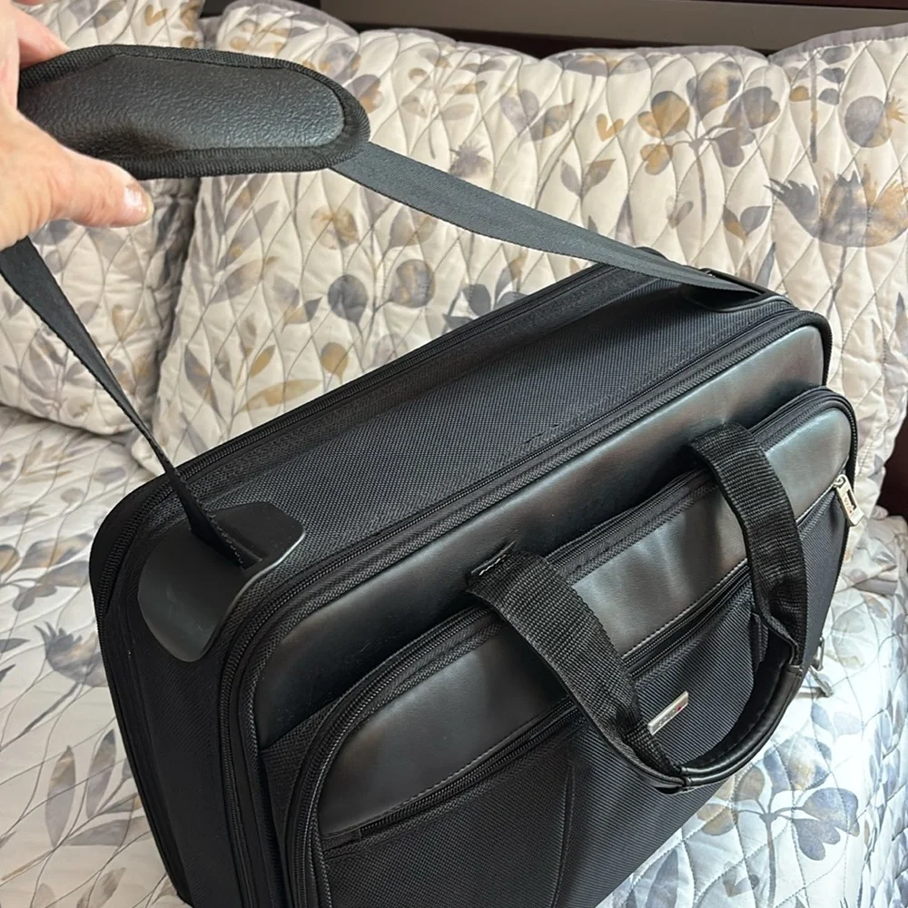 Like new men’s SOLO New York Ballistic nylon computer case!!